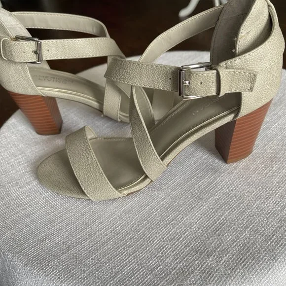 American Living gray sandals, size 7.5 (silver tone buckle) - Picture 2 of 7